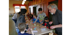 Vorschulkinder in der „Galerie“ von Stadtpfarrer Kowal (Foto: Karl-Franz Thiede)